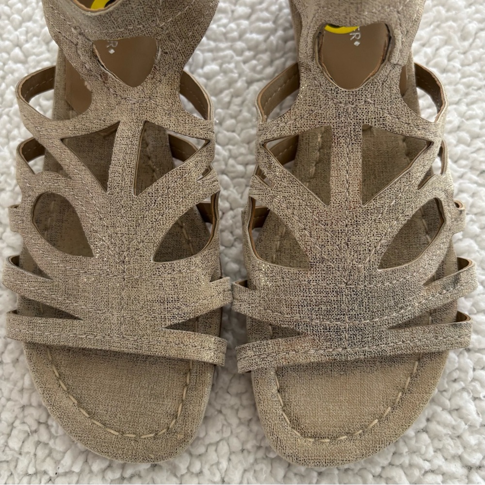DONALD J. PLINER Wedge Strappy Sandals Beige w/metallic finish. Sz 9. Back Zip. - Picture 3 of 12